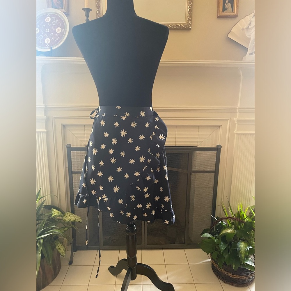 Summer & Rose || daisy Wrap Skirt (one size)- NWOT